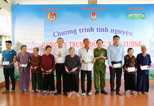 Phó Thủ tướng Thường trực dự chương trình ‘Long An trung dũng kiên cường’ - ảnh 1